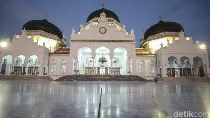 Masjid Raya Baiturrahman merupakan salah satu situs bersejarah yang telah ada sejak era kejayaan Kesultanan Aceh. Masjid ini menyimpan sejarah panjang Islam di Aceh.