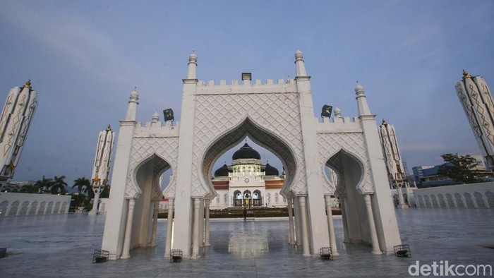 Masjid Raya Baiturrahman merupakan salah satu situs bersejarah yang telah ada sejak era kejayaan Kesultanan Aceh. Masjid ini menyimpan sejarah panjang Islam di Aceh.