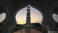 Belanda yang merasa kerepotan dengan perlawanan rakyat Aceh dan kehilangan seorang panglima mereka, Major General Johan Harmen Rudolf Köhler memutuskan untuk membakar habis masjid ini pada 1873. 