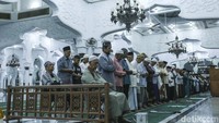 Memasuki bagian ruang utama masjid akan terlihat hamparan luas ruang berlantai marmer berwarna dominan putih dari Italia. Ruang utama pun dipenuhi tiang penyangga warna putih dengan sedikit aksen hiasan di bagian bawahnya. 