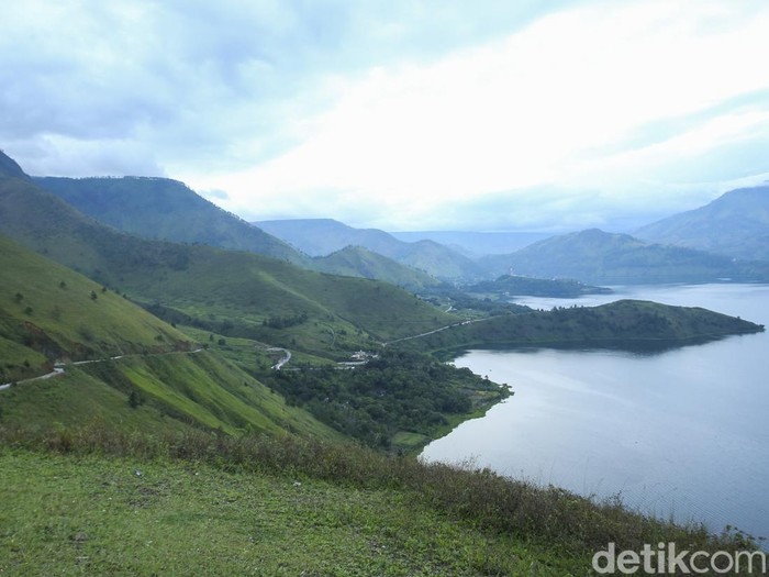 Bukit Holbung menawarkan pemandangan yang menakjubkan dari atas. Pemandangannya langsung berhadapan dengan Danau Toba yang terhampar luas di bawahnya.