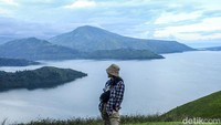 Bukit ini menawarkan pemandangan yang menakjubkan dari atas, dengan Danau Toba yang terhampar luas di bawahnya. 