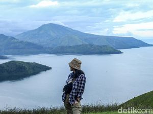 Menikmati Keindahan Danau Toba Dari Bukit Holbung