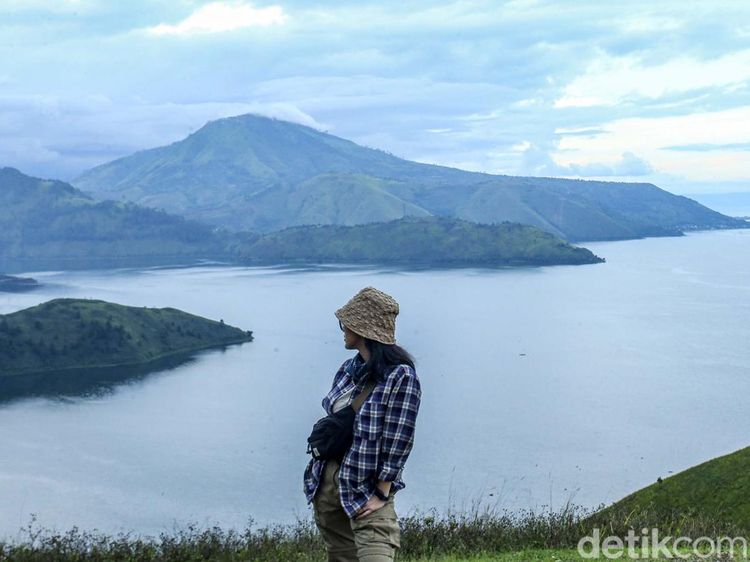 Menikmati Keindahan Danau Toba Dari Bukit Holbung
