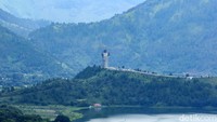 Dari kejauhan juga tampak pembangunan patung yang tengah dikerjakan.