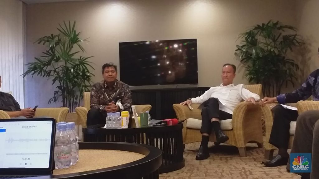 Menperin Agus Gumiwang (kanan). (CNBC Indonesia/Damiana Cut E)