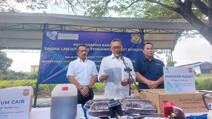 Menteri Perdagangan Zulkifli Hasan memusnahkan obat-tembaga ilegal dari Thailand dan China