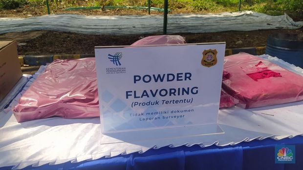 Menteri Perdagangan Zulkifli Hasan memusnahkan tembaga, powder flavoring, manisan padat, parfum cair, serbuk teh dan rempah-rempah kering produk impor yang tidak sesuai ketentuan. (CNBC Indonesia/ Martyasari Rizky)