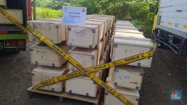 Menteri Perdagangan Zulkifli Hasan memusnahkan tembaga, powder flavoring, manisan padat, parfum cair, serbuk teh dan rempah-rempah kering produk impor yang tidak sesuai ketentuan. (CNBC Indonesia/ Martyasari Rizky)