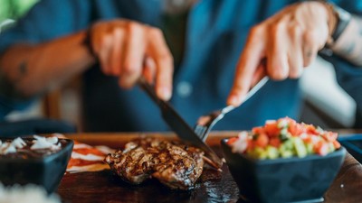 10 Tanda Restoran dengan Makanan Tak Enak dan Pelayanan Buruk