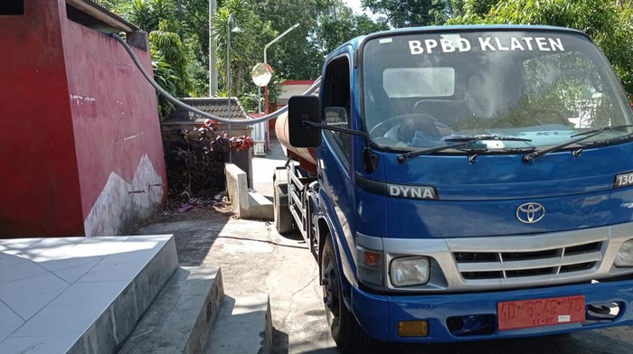 Mobil tangki air BPBD Pemkab Klaten mengirimkan air ke Desa Tlogowatu, Klaten, Jumat (9/6/2023).