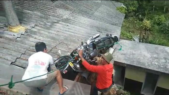 Motor Megapro di Mojokerto nangkring di atap rumah warga