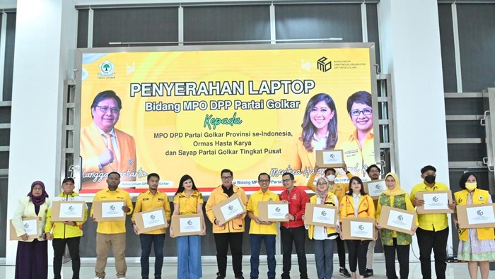 MPO Golkar bagikan laptop. (dok. Golkar).