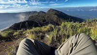  Katanya, dia butuh waktu dua hari menahlukan jalur pendakian, menerjang belukar tajam, kehabisan air, cedera, dan komunikasi sempat terputus.Tapi terbayarkan kan, Pak?