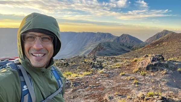 Senyum Semringah Menteri Nadiem Makarim di Puncak Gunung Tambora