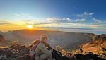 Senyum Semringah Menteri Nadiem Makarim di Puncak Gunung Tambora