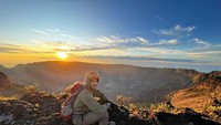 Dalam captionnya, Nadiem bercerita jika dia butuh waktu dua hari untuk menapaki jalur pendakian Gunung Tambora. Namun dia mengakui, perjuangannya ini terbayar tuntas dengan keindahan Gunung Tambora.