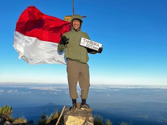 Nadiem Makarim di Gunung Tambora