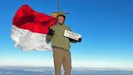 Senyum Semringah Menteri Nadiem Makarim di Puncak Gunung Tambora