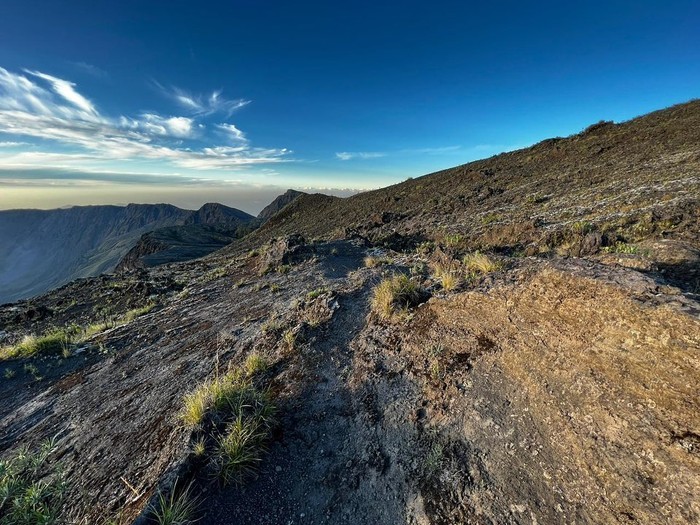 Nadiem Makarim di Gunung Tambora Nadiem Makarim di Gunung Tambora