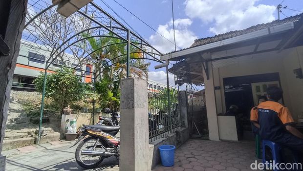 Nasi campur di hidden gem warung pinggir rel Kota Blitar
