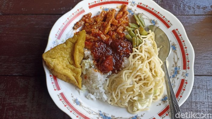 Nasi campur di hidden gem warung pinggir rel Kota Blitar