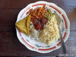 Nikmatnya Nasi Campur Murah Meriah di Hidden Gem Warung Pinggir Rel Blitar