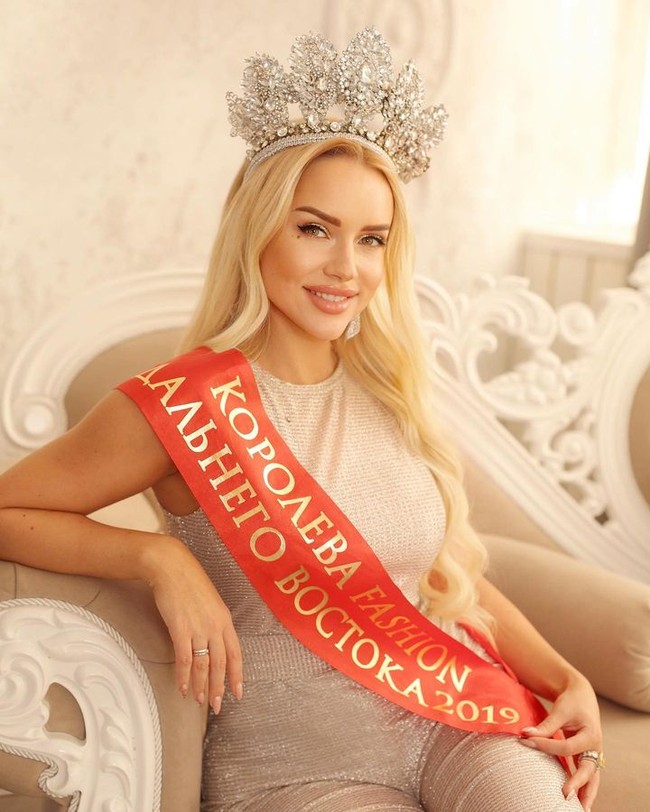 Natalya Oskar dari Khabarovsk dimahkotai sebagai Mrs Russia beberapa hari lalu. Sayangnya kemenangannya jadi kontroversi setelah foto-foto yang disebut menunjukkan penampilan aslinya jadi viral. Foto: Natalya Oskar Instagram