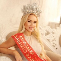 Natalya Oskar dari Khabarovsk dimahkotai sebagai Mrs Russia beberapa hari lalu. Sayangnya kemenangannya jadi kontroversi setelah foto-foto yang disebut menunjukkan penampilan aslinya jadi viral. Foto: Natalya Oskar Instagram