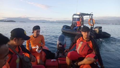 Petugas gabungan dari BPBD dan Tim SAR menyisir laut Sangiang Sape untuk mencari korban yang diduga tenggelam saat menjalan ikan.