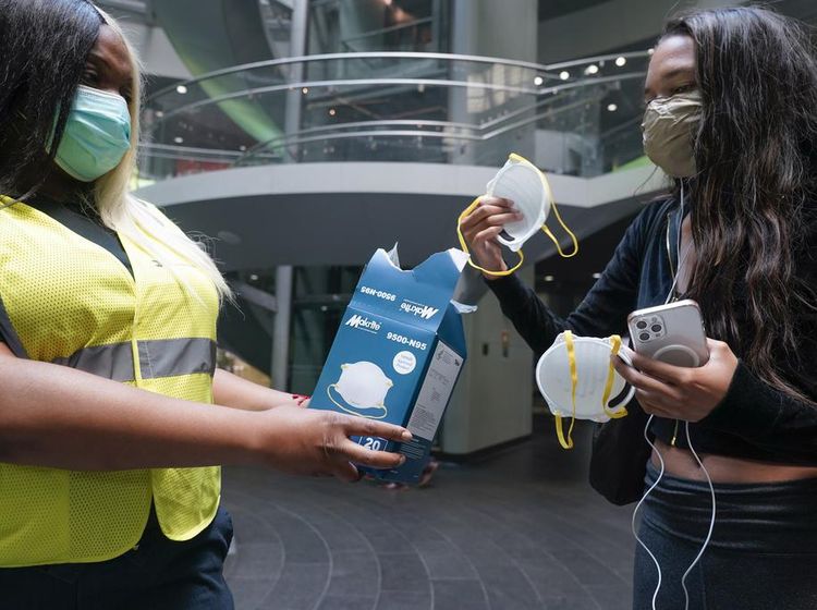 New York Bagikan Masker N95 Imbas Kabut Asap