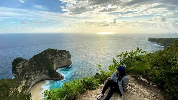 Pesona objek wisata Pantai Kelingking di Nusa Penida, Klungkung dari atas tebing.