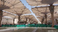 Keindahan payung-payung raksasa di Masjid Nabawi menginspirasi banyak masjid di Indonesia. Seperti Masjid Agung Jawa Tengah, Masjid Muammar Qaddafy Sentul, Masjid Raya Baiturrahman Aceh hingga Masjid Ar-Rahman Blitar. Foto: Dadan Kuswaraharja/detikcom