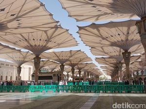 Viral Turis Berkaus dan Tak Berjilbab di Pagar Masjid Nabawi