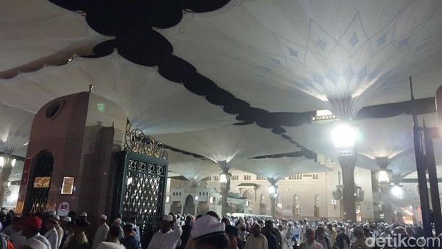 Payung raksasa di Masjid Nabawi