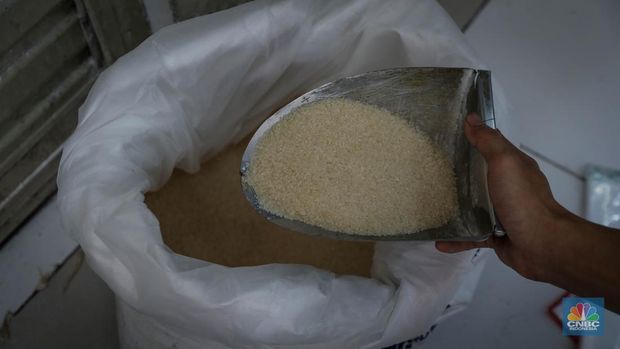 Pedagang menimbang dan mengemas gula pasir di Pasar Rumput, Jakarta, Jumat (9/6/2023). Harga gula pasir di Pasar Rumput rata-rata dijual dengan harga Rp15 ribu per kilogram. (CNBC Indonesia/Faisal Rahman)