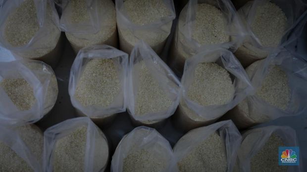 Pedagang menimbang dan mengemas gula pasir di Pasar Rumput, Jakarta, Jumat (9/6/2023). Harga gula pasir di Pasar Rumput rata-rata dijual dengan harga Rp15 ribu per kilogram. (CNBC Indonesia/Faisal Rahman)