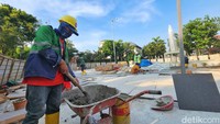 Air mancur tersebut berada di tengah jalan, di persimpangan jalan Teuku Umar dan jalan Suwiryo, Menteng.   