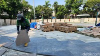 Sebelumnya, ubin lama yang ada di pelararan air mancur tersebut telah usang. 
