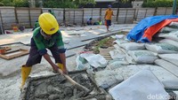 Pekerja menyelesaikan pekerjaan akhir proyek perbaikan plaza air mancur di Jl Teuku Umar, Jakarta Pusat, Jumat (9/6/2023).