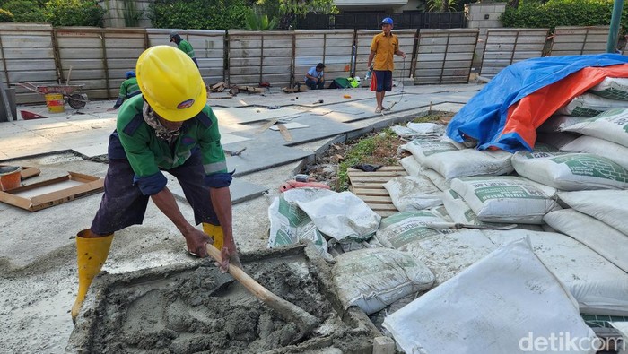 Pelataran Air Mancur Teuku Umar Jakarta pusat kini dalam perbaikan. Begini progresnya.