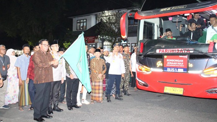 Pelepasan 236 jemaah Haji Kota Denpasar tahun 1444 H/2023 M menuju ke Embarkasi Surabaya pada Kamis (8/6/2023) di Terminal Ubung, Denpasar, Bali.