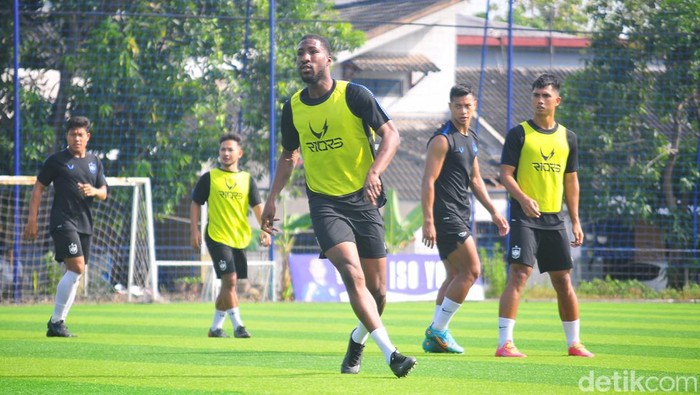 Pemain asal Perancis, Boubakary Diarra (tengah) dikabarkan segera bergabung dengan PSIS Semarang untuk Liga 1 2023/2024.