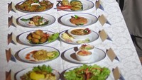 Peserta menunjukkan sajian olahan rajungan saat acara pemecahan rekor variasi masakan rajungan terbanyak di Jakarta, Kamis (8/6/2023). Aruna sukses memecahkan rekor dunia dari Museum Rekor Dunia Indonesia (MURI) untuk kategori Kreasi Rajungan Nusantara: Sajian Menu Masakan Berbahan Rajungan dengan Varian Terbanyak, dengan menggandeng beberapa mitra seperti chef hotel profesional, pelajar jurusan tata boga, serta kelompok ibu rumah tangga yang tergabung di dalam UMKM.