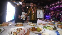 Co-Founder sekaligus Chief Operating Officer Aruna Indraka Fadhlillah (kanan) berbincang dengan Senior Customer Relations Manager MURI Andre Purwandono (kiri) saat acara pemecahan rekor variasi masakan rajungan terbanyak di Jakarta, Kamis (8/6/2023). 