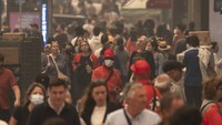 Orang-orang memakai masker saat berjalan di luar di udara yang dipenuhi asap di Herald Square. AP/Yuki Iwamura  