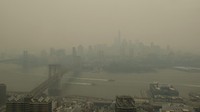 Dalam pandangan ke arah Brooklyn, perahu bermanuver di East River dekat Jembatan Manhattan (kiri) dan Jembatan Brooklyn di New York. AP/Alyssa Goodman  