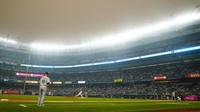 Clarke Schmidt dari New York Yankees melempar ke Tim Anderson dari Chicago White Sox selama inning pertama pertandingan bisbol dengan lapangan tertutup kabut. AP/Frank Franklin II  