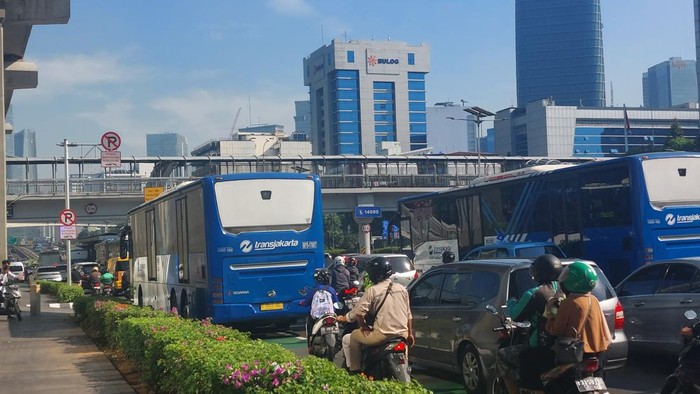 Penampakan macet di Jl Gatot Subroto Jaksel