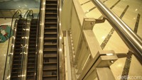 Eskalator di tengah mall ini juga nampak tak ada yang menggunakan. 